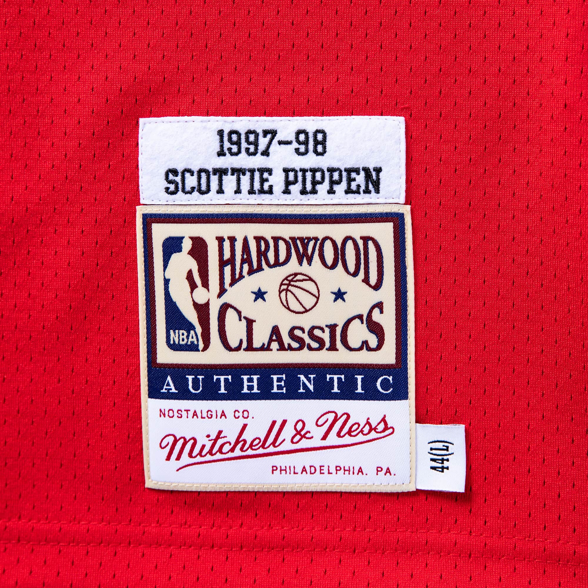 Mitchell & Ness Women's Chicago Bulls Scottie Pippen #33 NBA Cropped Jersey  Red
